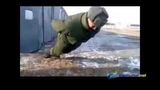 El kullanmadan şınav çeken asker
