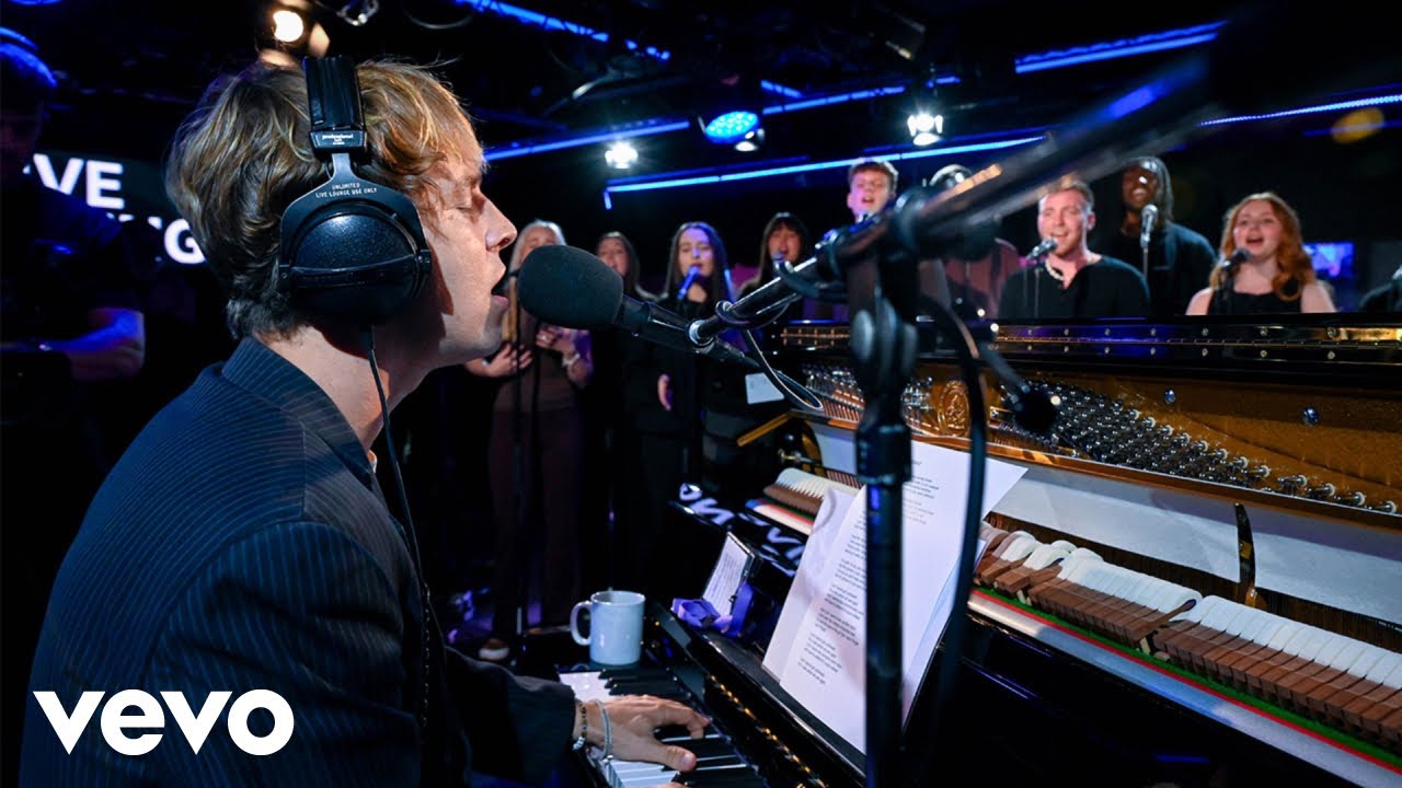 Tom Odell – Don’t Cry, Put Your Head On My Shoulder in the Live Lounge
