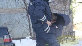 Поймали голых ГИБДДшников в патрульке