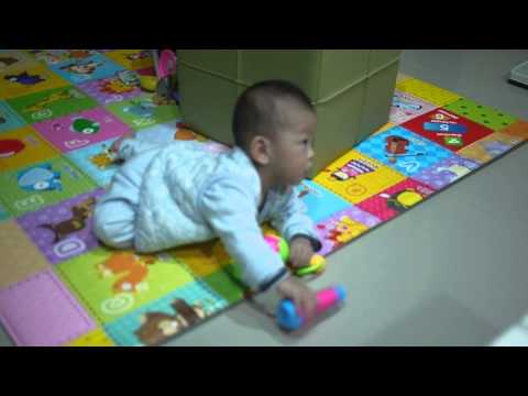 拿玩具搖搖搖&敲敲地板~小龍寶1y1m+