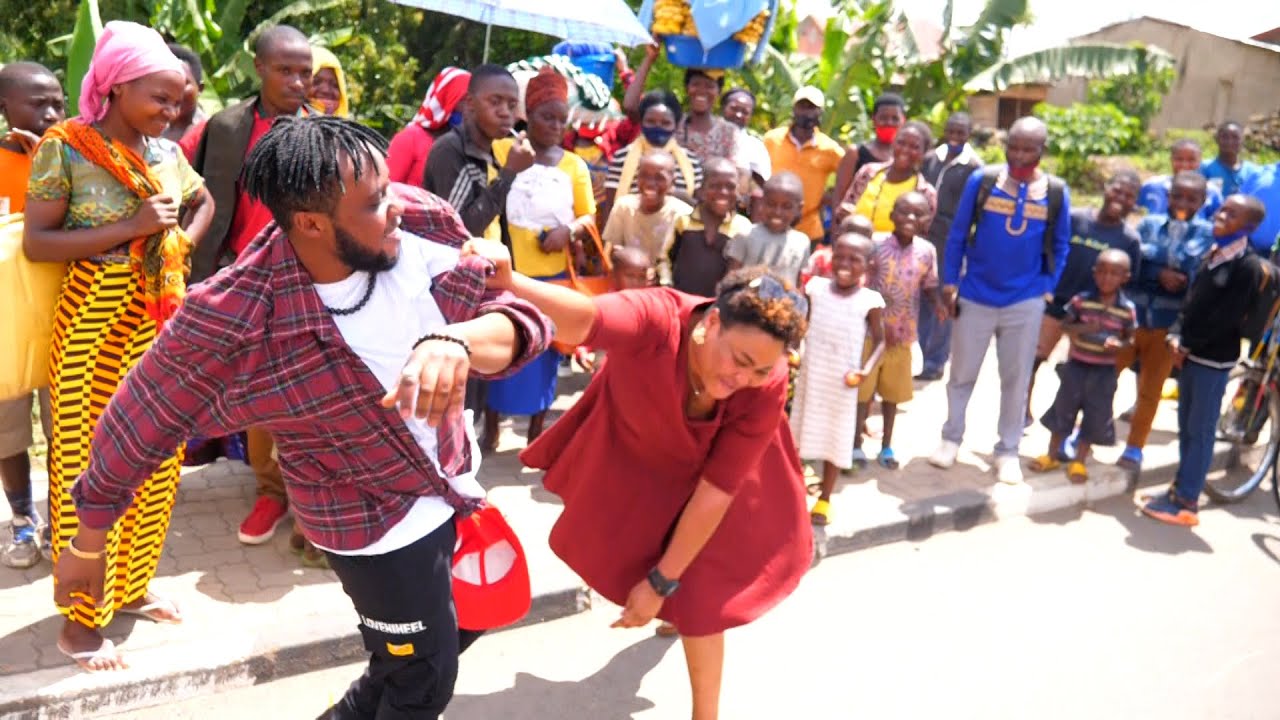 Umugore akubitiye mumuhanda umugabo wamuteye inda akamwihakana||Bararwanye abaturage barahurura