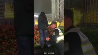 Just placing your fingers like this, and it will make your photo look like a professional shot