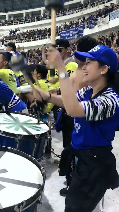 KEREN !! Bidadari Tribun PSIS Mainkan Drum