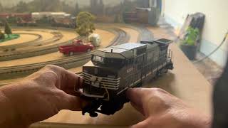 *UNBOXING* Norfolk Southern Locomotive, DASH 8, #8389, O gauge. (LionChief)