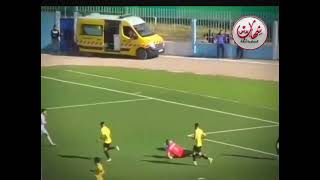 التدخل الذي ط رد على إثره فوزي شاوشي في مباراة فريقه اتحاد الحراش ضد أمل الأربعاء