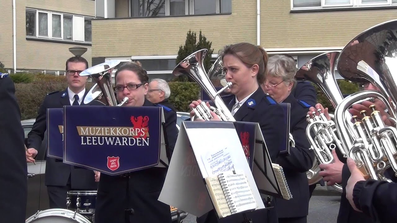 Leger des Heils Leeuwarden     Paasliederen zingen op Paasmorgen