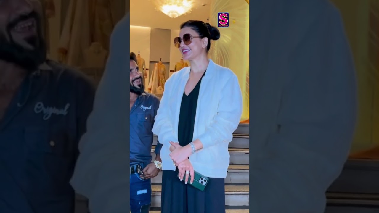 Сушмита Сен стильно позирует с дочерью во время прогулки по городу | N18S