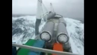 Потеря груза и моряка во время шторма!!! ЖЕСТЬ!!!(Груз смыло во время шторма вместе с человеком!!! Подписывайся! Каждый день новые видео., 2016-03-31T12:01:20.000Z)