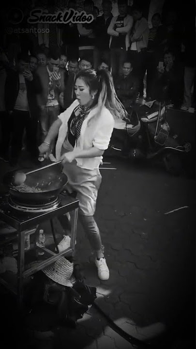 Gadis Cantik masak..... sambil joget joget