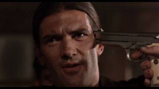 Desperado (1995), what's in the guitar case? Desperado (1995), what's in the guitar case?