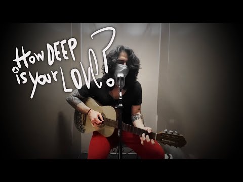 “How Deep is Your Love” no elevador.