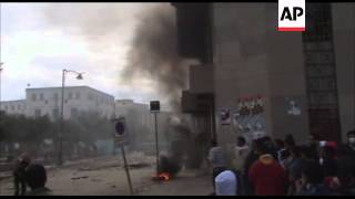 Download lagu Tense standoff outside Suez police station clashes injured in capital Tense standoff outside Suez police station clashes injured in capital