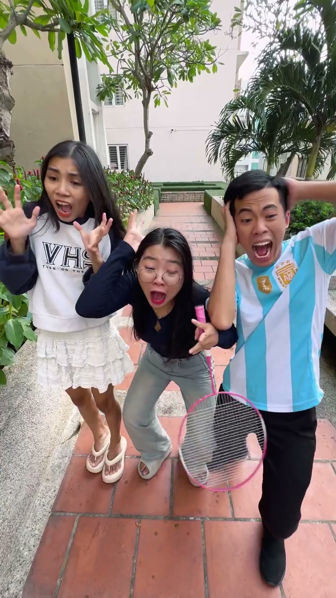 LNF - Dùng xe mô tô kéo người || Prank use a motorbike to pull people #shorts