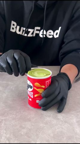 【SNSで流行ってるプリングルズのあれ、やってみた】抹茶チョコで作る甘じょっぱいクセになる背徳系おやつレシピ / Matcha potato chip chocolate