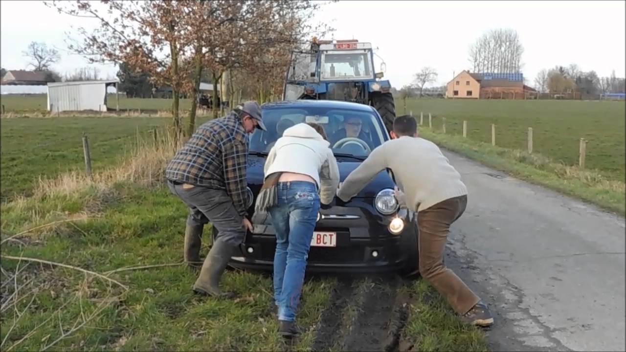 Auto vast in de modder YouTube