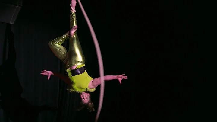 Julie Cullen on Spanish Web | Circus Festivus 2016