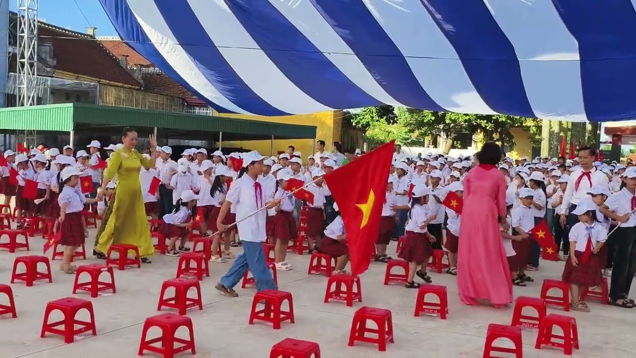 Đón học sinh lớp 1