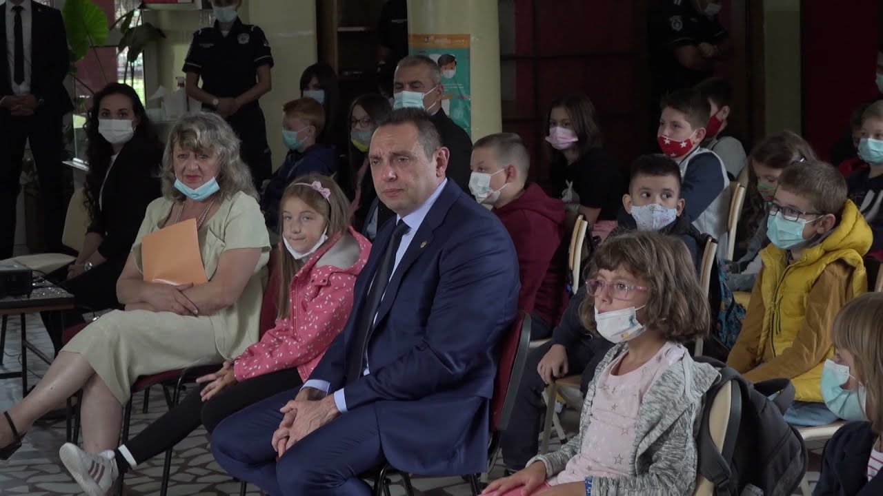 Ministar Vulin - povodom početka nove školske godine obišao Osnovnu školu „Oslobodioci Beograda“