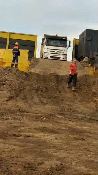 Suara trompet truk bermuatan // truk batu bara tolelit om tolalit