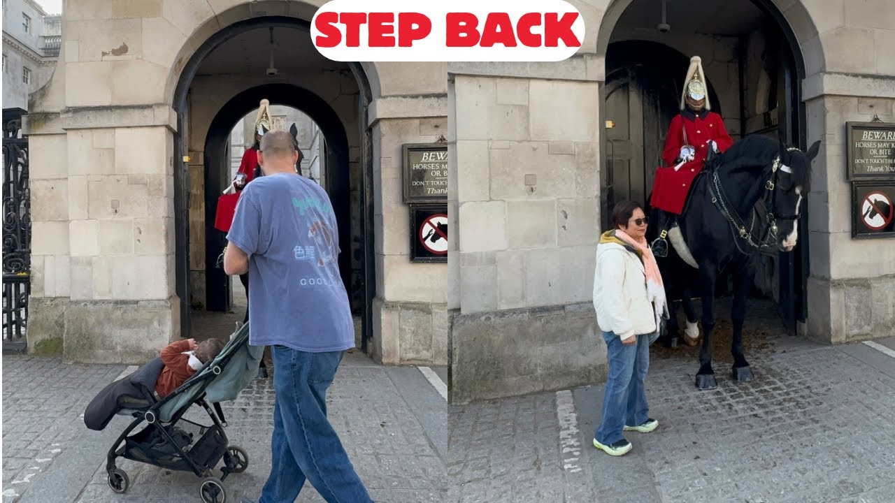 😱MOVE BACK! Female King’s Guard Enforces the Rules