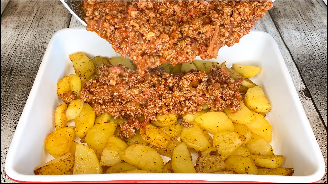 Просто полейте картофель фаршем! Легкий и вкусный рецепт!