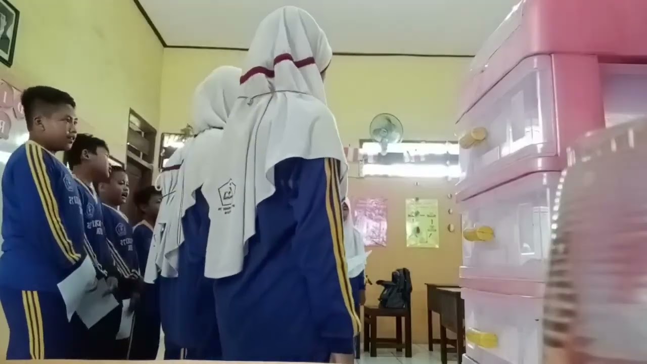 Asmaul Husna ( Siswa-siswi UPT SD Negeri 75 Gresik ) dengan Bpk. Slamet Mudjijanto, S.Pd. M.Pd