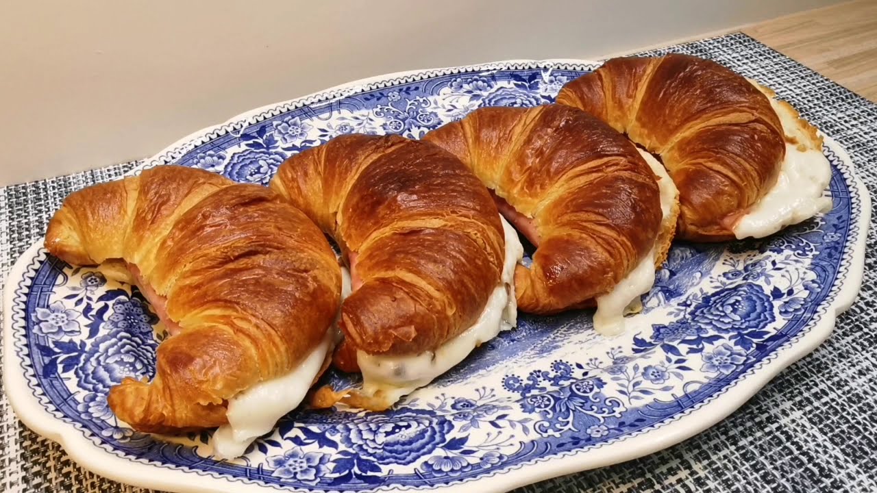 Croissants mit Käse und Schinken