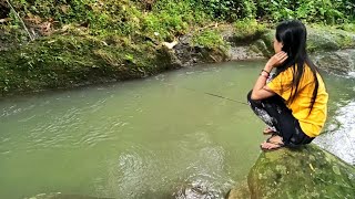 Gadis desa mancing di atas bebatuan sungai auto ambyar