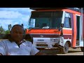 Il conduit un camion de cinma itinrant  travers le kenya