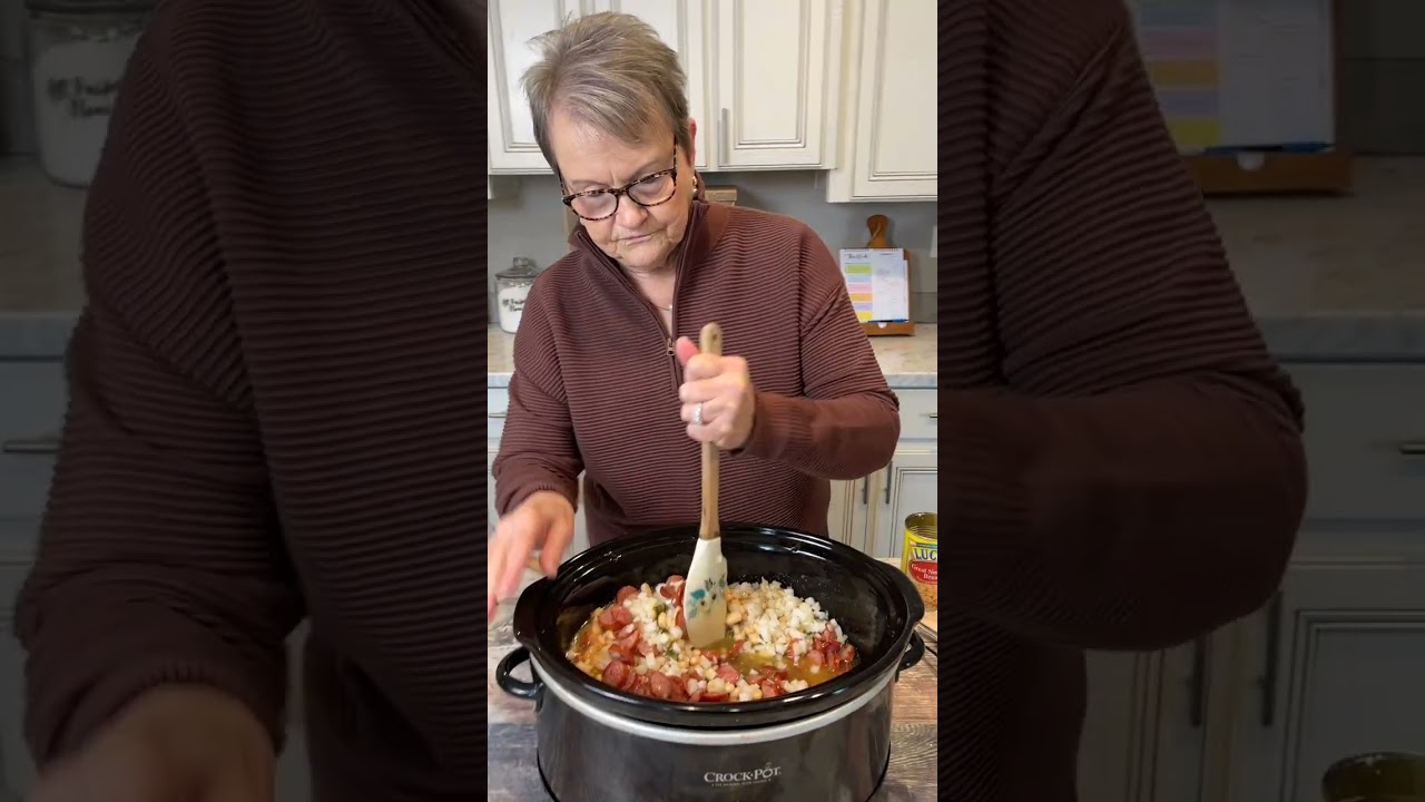 Мама Сью готовит восхитительный суп из репы в мультиварке.