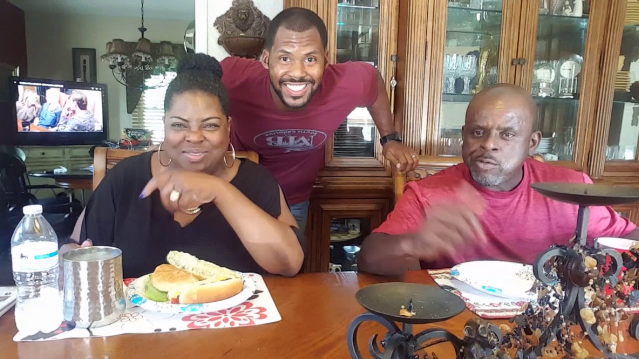 Гамбургеры, хот-доги, кукуруза в початках! Обо мне написала газета Goldsboro Argus.