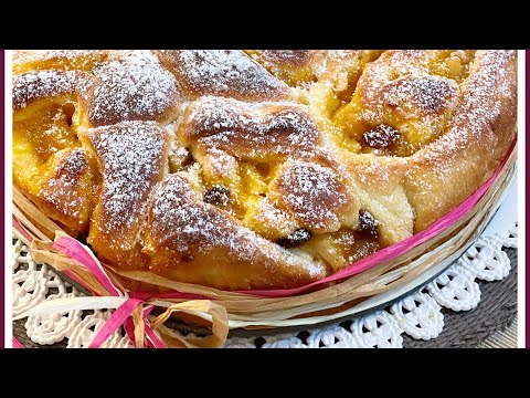 Torta delle rose con mele marmellata e uvetta