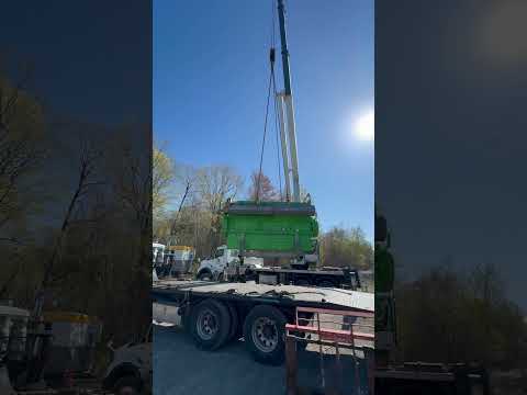 Unloading generator engine blocks in #ottawa 💪🏻🤘🏻 #titanmachinerymoving #rigging #canada #viral