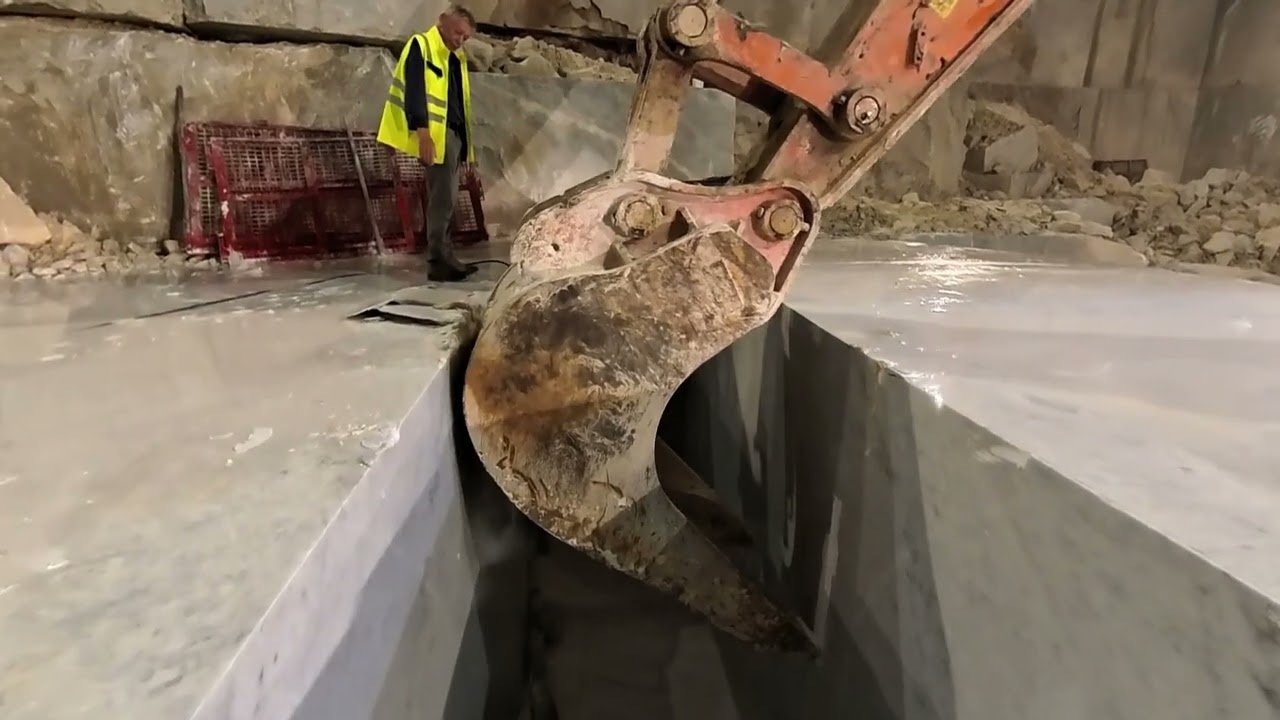 La Cava dentro......attività all'interno del complesso della MarmoTour Michelangelo