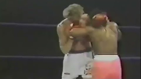 Joe Frazier connects with an elbow on Joe Bugner