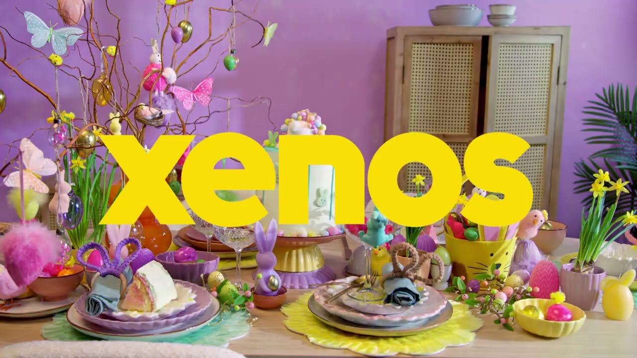 Kleine Kuikens, Eierschaal En Rieten Mand Op De Lijst, Wijnoogst Stock