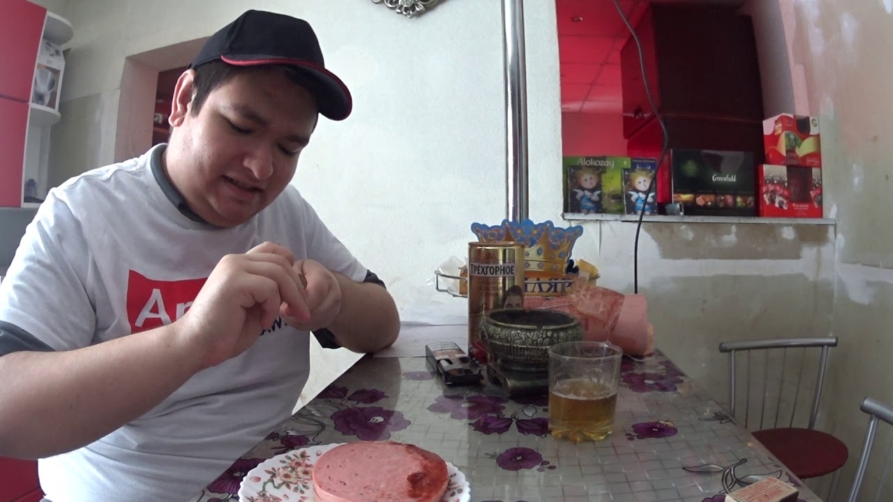 Пью пиво трёхгорное с колбасой и курением - YouTube