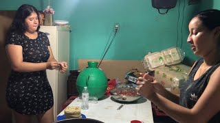 Las Muchachas Echando Las Tortillas Para La Cena de Agradecimiento a DIOS P1