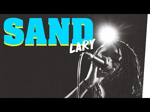 Musikerin LARY singt “Sand” im Bongo Boulevard feat. Motrip