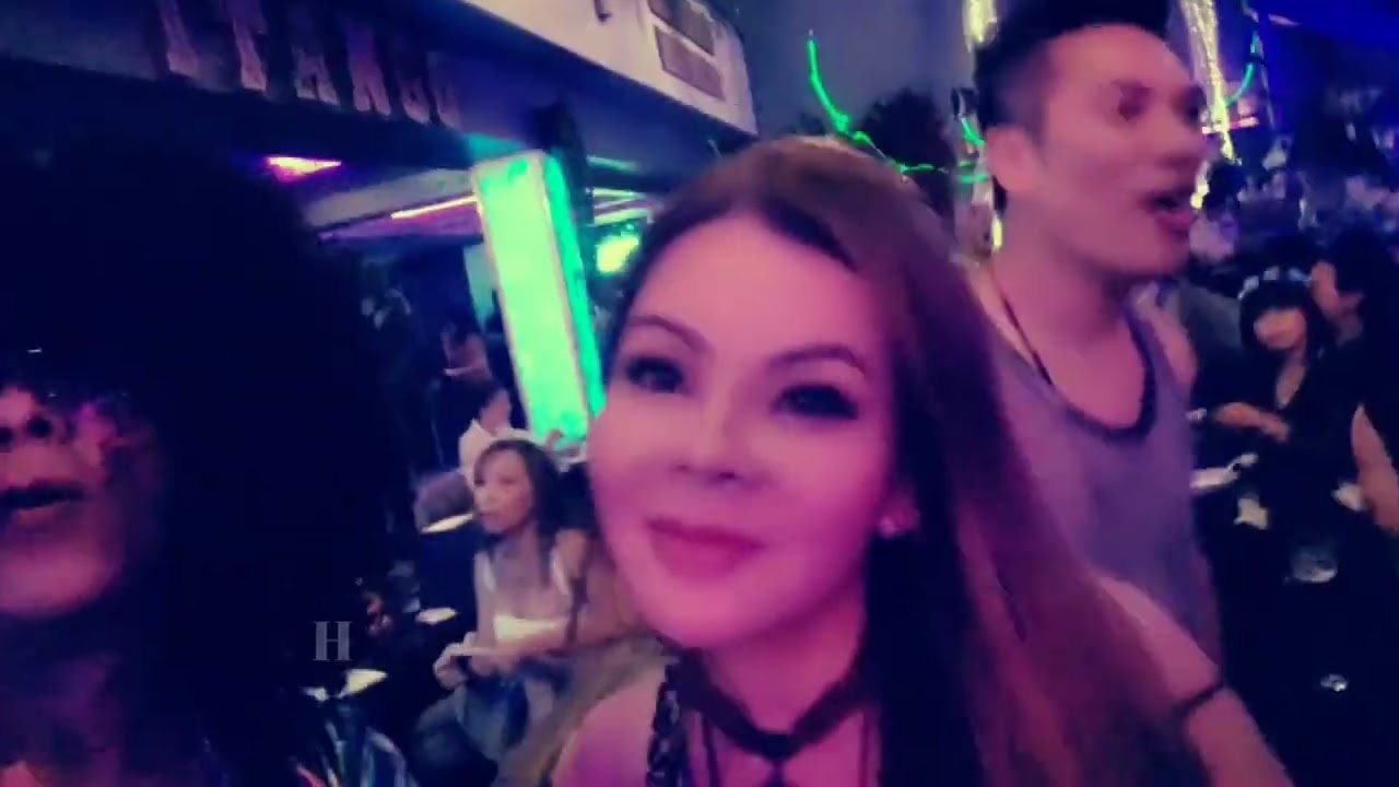 In -N- Out Burger Animal Style - đang ăn cùng nghe bài hát "Sao Em Đi Mãi Giũa Cơn Mưa Buồn" rất phê