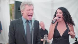 Jon Bon Jovi canta Living on a Prayer em pesta rumah dan sukses di web