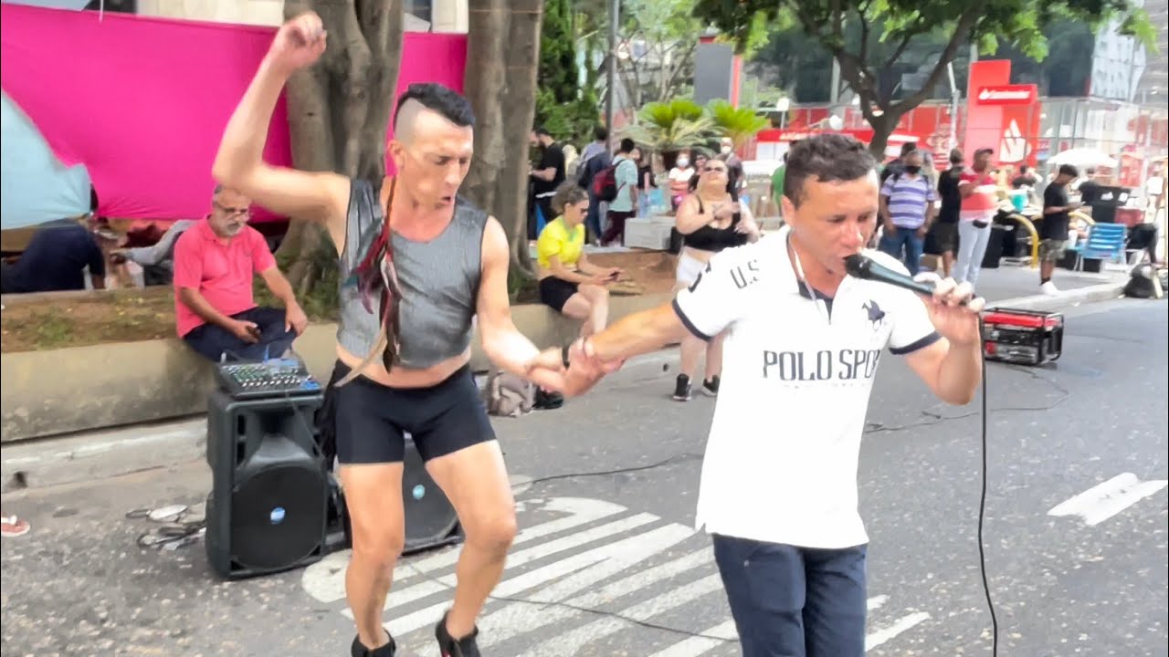 OLHA O QUE ESSE BAILARINO FAZ QUANDO O CANTOR DE RUA ALEMÃO DA PIZADINHA COMEÇOU CANTAR 🎤 PISEIRO