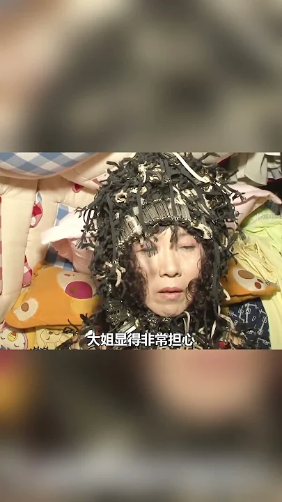 大姐每天洗澡必须穿着铠甲，还说能感受到电磁波的伤害！！#Shorts