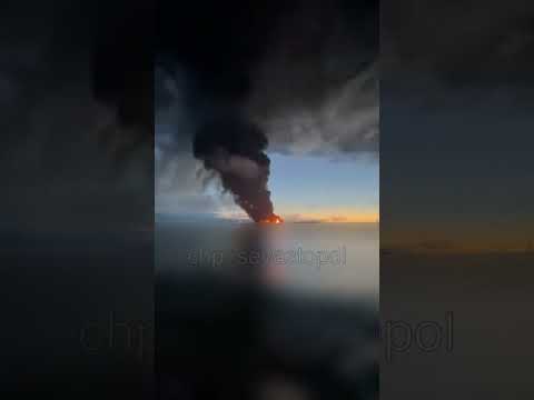 Горит нефтебаза в Севастополе