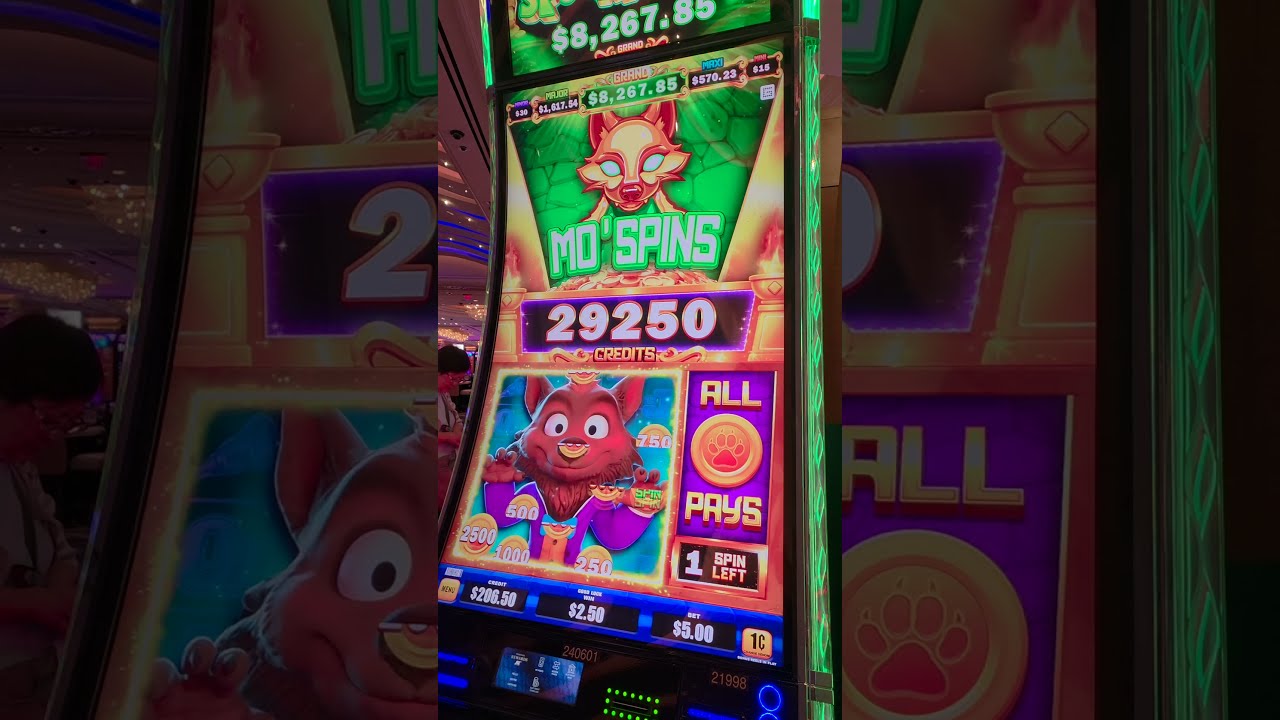 The NEW Spooky Link Slot Machine Bonus is CRAZY! #slots #gambling #lasvegas