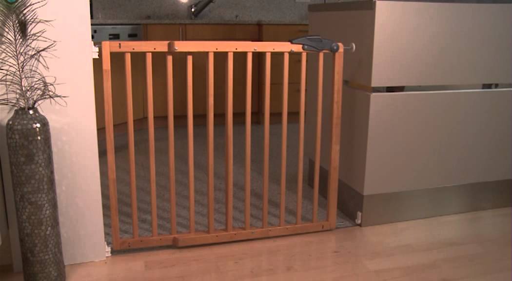 Minachting geeuwen Pennenvriend Safety gate Nicolas 78,5 - 113,5cm, wood | www.bambinoworld.co.uk - YouTube