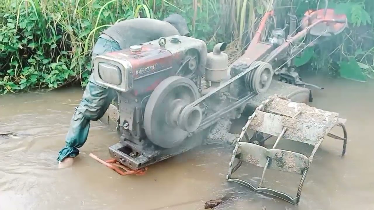 Bất ngờ, chưa bao giờ thấy xe xơi ruộng bị gặp lầy