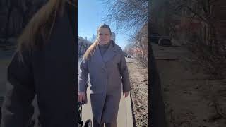 Явное хамство. Не уступать тротуар.