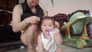 sáng sớm ngoan quá ngồi buột tóc #breastfeeding @nguyenquoctrung1988
