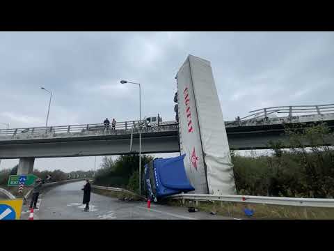 Θεσσαλονίκη: Φορτηγό έπεσε από γέφυρα